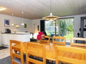 Fårvangにある4 person holiday home in F rvangのダイニングルーム、キッチン(テーブル、椅子付)