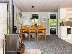 cocina y comedor con mesa y fogones en 4 person holiday home in F rvang, en Fårvang