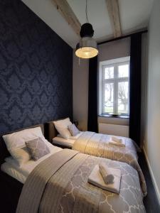 um quarto com 2 camas e uma janela em KaJo Apartamenty em Świdwin