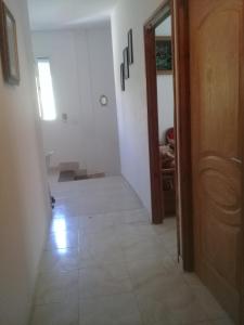 a room with a hallway with a door and a tile floor at Maison a louer a la grotte de Bizerte in Dar el Koudia