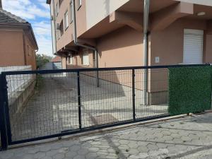 una cerca negra frente a un edificio en Apartman-Glavas en Smederevska Palanka