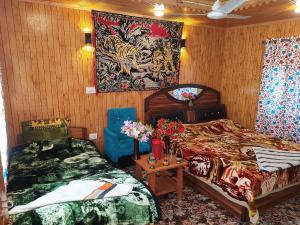 - une chambre avec 2 lits et un tableau mural dans l'établissement H.B Holiday home, à Srinagar