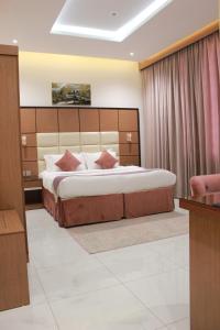um quarto com uma cama grande num quarto em Five Season Hotel em Al Khobar