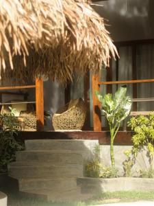 ein Gebäude mit einer Bank mit einigen Pflanzen darauf in der Unterkunft Happiness Boutique Resort in El Nido