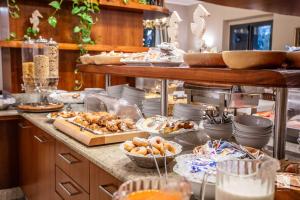un buffet con muchos alimentos en un mostrador en Hotel Venezia, en Marina di Pietrasanta