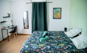 1 dormitorio con 1 cama con edredón azul en Les Brézines - Maison Clim Terrasse Plancha au coeur de Mus 3 Etoiles - MaisoncarréeConciergerie, en Mus