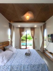 - une chambre avec un grand lit et une fenêtre dans l'établissement Marelocca Beach House, à Calatagan