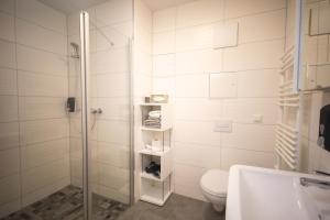 ゲーラにある1880 Lofthaus & Apartmenthausの白いバスルーム(シャワー、トイレ付)