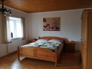 a bedroom with a bed and a picture on the wall at Ferienwohnung Göriacher Stern in Pusarnitz