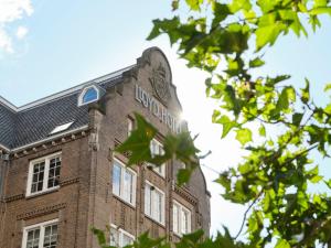 阿姆斯特丹的住宿－The Hoxton, Lloyd Amsterdam，砖砌的建筑,上面有标志
