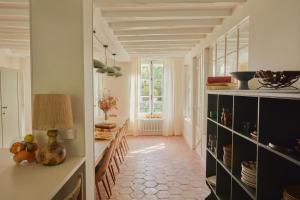 une cuisine avec une table et une salle à manger dans l'établissement Magnifique maison proche de Paris, La Prairie by Oasis House, à Égreville