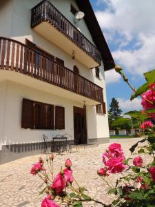 a building with a balcony and flowers in front of it at Casa da Emanuela in Drežnik Grad