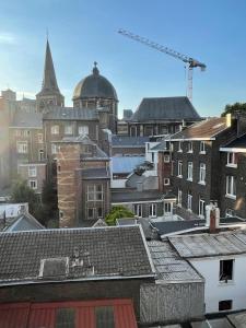 a view of a city with buildings and a crane at L'appartement Casquette in Liège