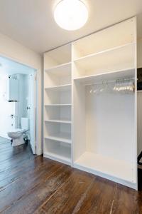 une pièce vide avec toilettes et placard dans l'établissement L'appartement Casquette, à Liège