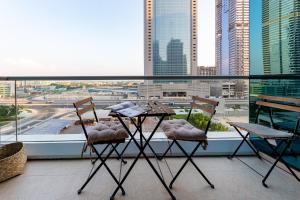 En balkon eller terrasse på Beautiful Newly Renovated Studio - JLT Dubai