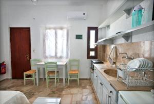 a kitchen with a sink and a table with chairs at Apartment with garden view - Creta in Ferma