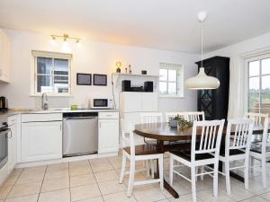 een keuken en eetkamer met een tafel en stoelen bij 8 person holiday home in Gjern in Gjern