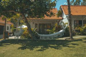 een hangmat in de tuin van een huis bij CARI Surf Camp & Studio's in Uluwatu