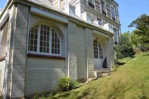 an exterior view of a house with a yard at Escale Caux Cooning**** Charme et Balneo Etretat in Étretat