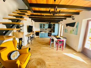 サマティンにあるUnique villa in olive field with salted swimming pool-Villa Fridaの黄色いソファとテーブルのあるリビングルーム