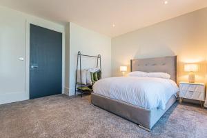 a bedroom with a large bed in a room at Luxurious 1 Bed - RIVER VIEW in Liverpool