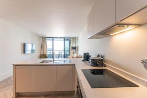 cocina con fregadero y encimera en Luxurious 1 Bed - RIVER VIEW, en Liverpool