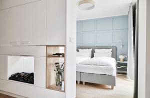 a bedroom with a white bed and a mirror at Strandglück Prerow in Prerow