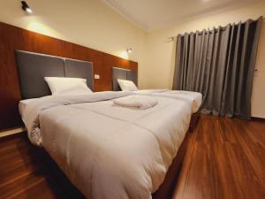 En eller flere senge i et værelse på Wa set Luxor Apartment