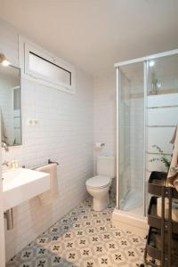 uma casa de banho com um WC, um lavatório e um chuveiro em Stunning Designer 2 Bed Apt in Glorious Gràcia em Barcelona