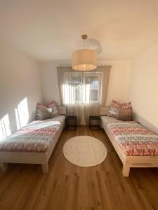 Un dormitorio con dos camas y una ventana. en Apartment Bergfieber, en Fieberbrunn