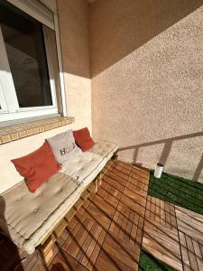 een balkon met een bed en een raam erop bij Dream LOFT Paris&Disney--20min-- in Roissy-en-Brie