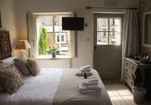 1 dormitorio con 1 cama con toallas en The Pinfold, en Skipton