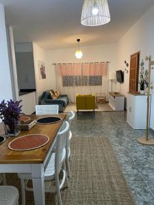 Timijiraque的住宿－APARTAMENTO ROSALIA，客厅配有桌子和沙发