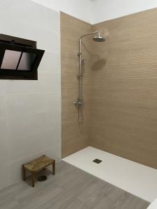 uma cabina de duche com um banco na casa de banho em APARTAMENTO ROSALIA em Timijiraque