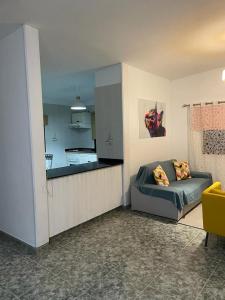 Timijiraque的住宿－APARTAMENTO ROSALIA，带沙发的客厅和厨房