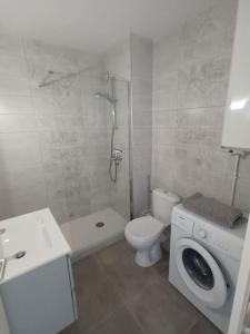 y baño con aseo, ducha y lavadora. en Appartement Le Grain de Sable, en Saint-Palais-sur-Mer 10 fotos más