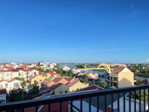 einen Balkon mit Stadtblick in der Unterkunft Cozy An Boutique Hotel Hoian in Hoi An