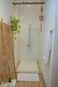 La salle de bains est pourvue d'une douche avec du carrelage blanc. dans l'établissement Mas Sant Jordi, à Alénya