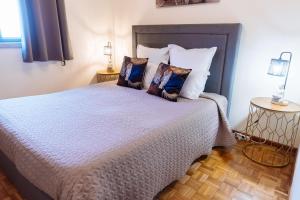- une chambre avec un grand lit et 2 oreillers dans l'établissement Vale a Pena Residencial, à Trancoso