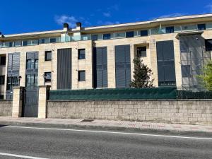 un grand bâtiment en briques sur le côté d'une rue dans l'établissement Villa María, à El Astillero