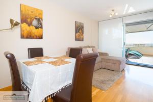 un salon avec une table et un canapé dans l'établissement Luxury 2 Bed 2 Bath Apartment with pool, à El Campello