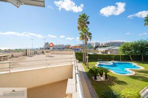 une vue depuis le balcon d'un complexe hôtelier avec piscine dans l'établissement Luxury 2 Bed 2 Bath Apartment with pool, à El Campello