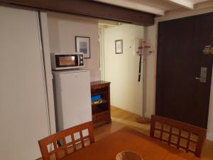 uma sala de estar com um micro-ondas em cima de um frigorífico em Résidence Saint Goustan em Le Croisic