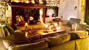 sala de estar con sofá y chimenea en Ruime woning in de Morvan, Bourgogne met seizoensgebonden zwembad, en Brassy