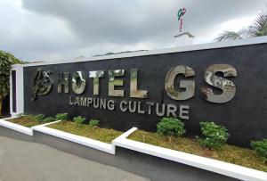 Un signe pour l'hôtel g influençant la culture dans l'établissement GS Lampung Culture Syariah, à Lampung