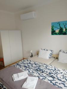 1 dormitorio con 1 cama con toallas en Zsuzsanna Vendégház en Gyomaendrőd