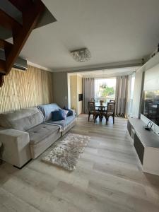 uma sala de estar com um sofá e uma mesa em Apto duplex Lagoa do Violão em Torres