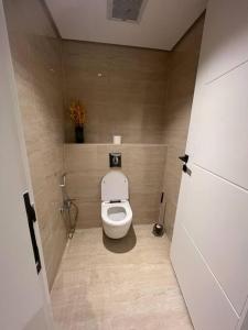 a small bathroom with a toilet in a room at Modern 3 Bedroom Flat in Riyadh