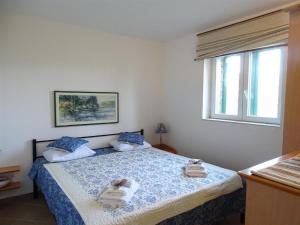 een slaapkamer met een bed met handdoeken erop bij Vransko Lake House in Pirovac