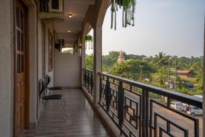 balcón con silla y vistas a la ciudad en Destino Hotel, Goa, en Candolim